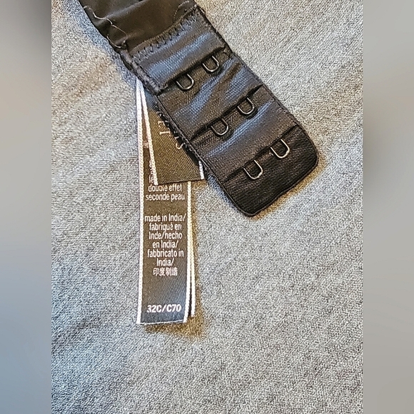 Victoria's Secret lightly padded black bra, size 32C - Picture 3 of 3